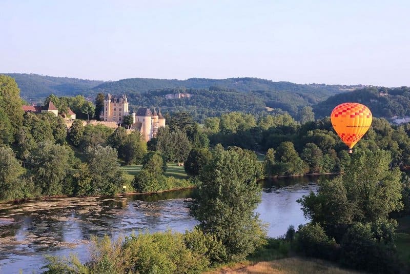 Montgolfière dans la vallee de la dordogne