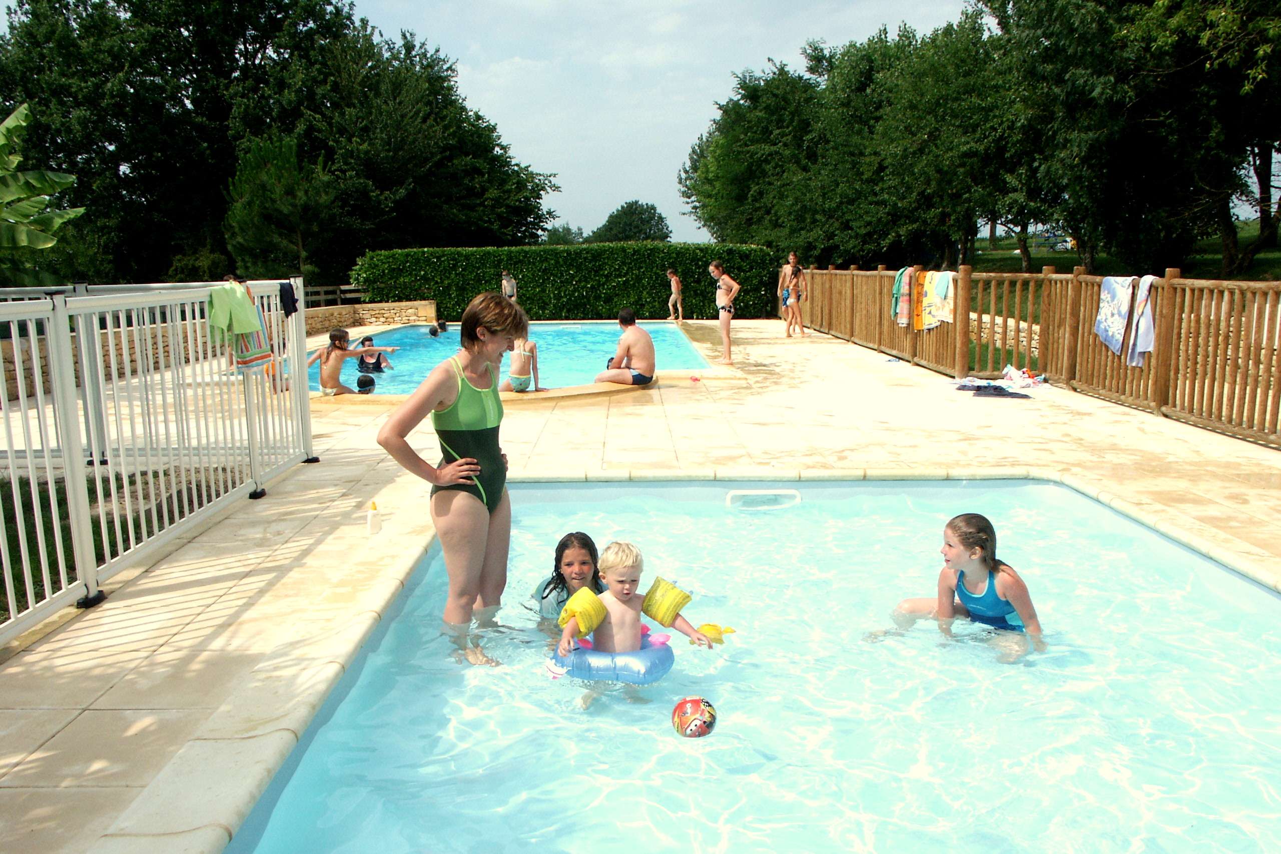 Piscine camping familial ferme de la brauge en dorodgne